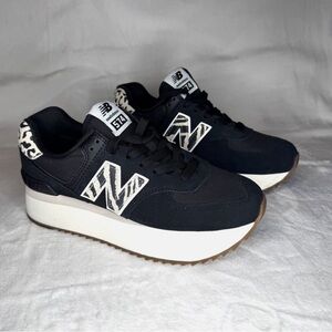 New Balance Women's Black and White Sneakers 9